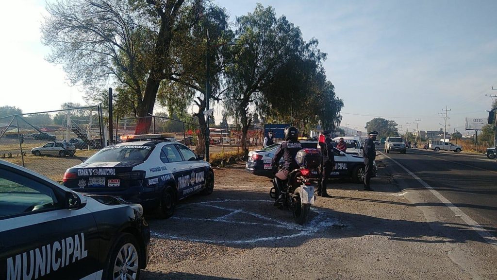 Tránsito Municipal retira vendedores de tianguis de autos