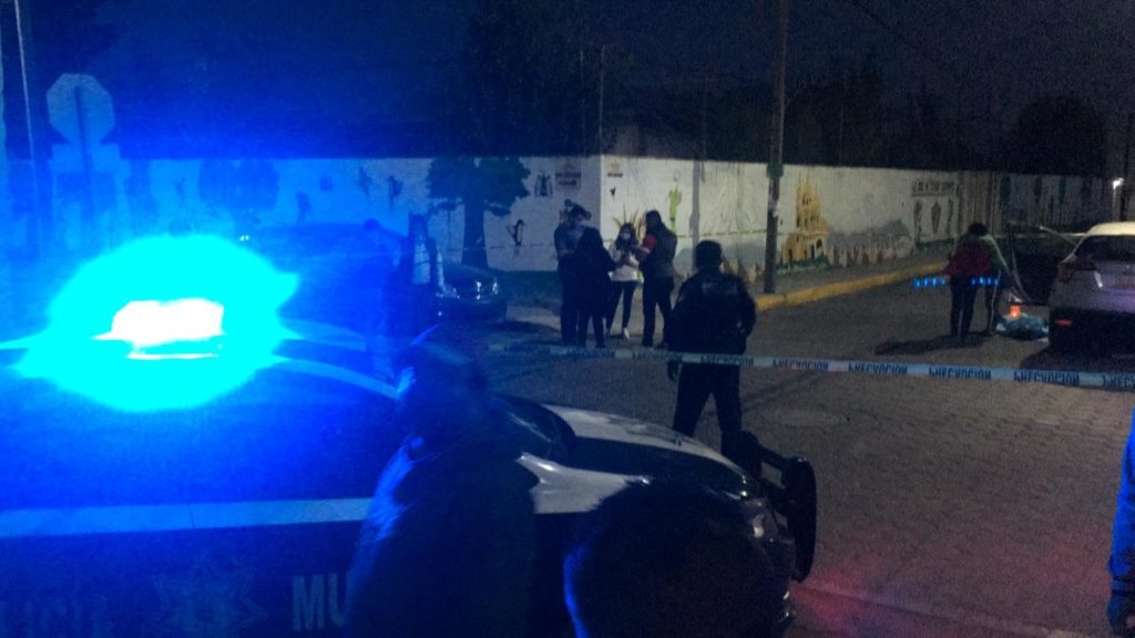 En su carro se infarta y muere