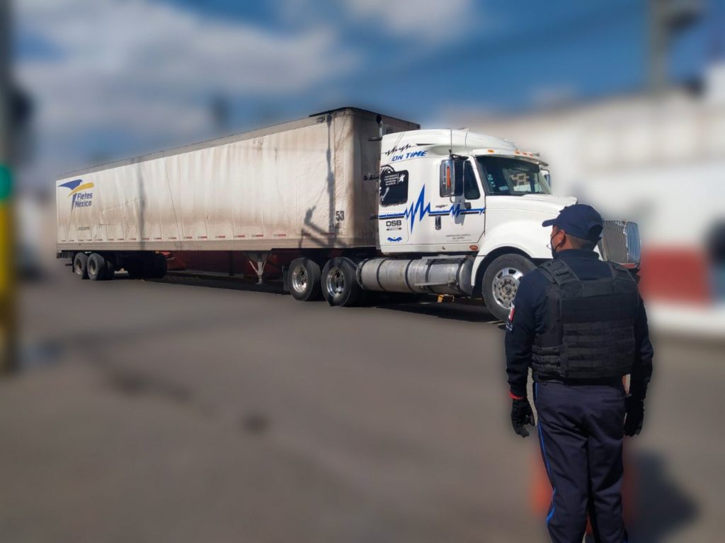 Recupera policía de San Pedro Cholula tracto camión con lácteos