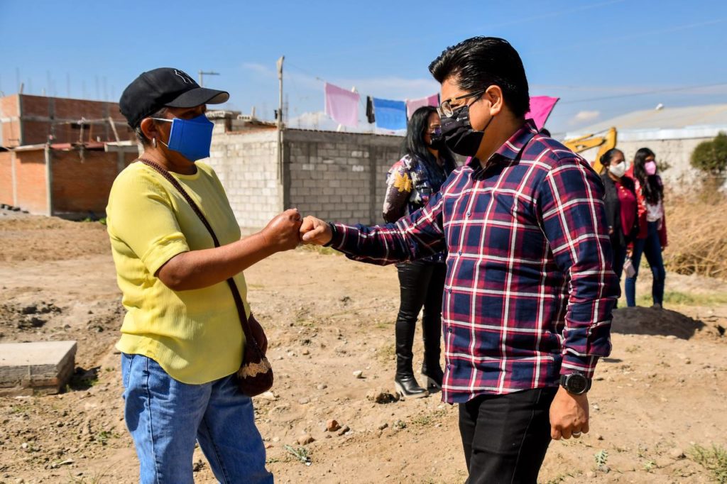 Toño Teutli inicia pavimentación de avenida México-Puebla
