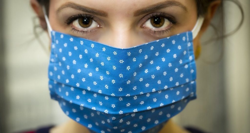 ¿Cómo lavar un cubre-boca y después de cuánto tiempo se debe desechar?