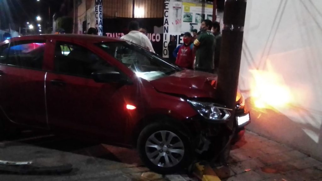 Atropella a ciclista y embiste auto