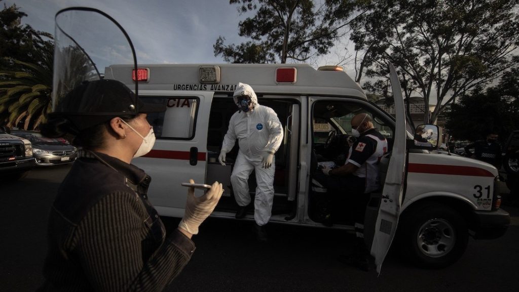 Muertes por COVID-19 aumentan de nuevo en el mundo, revela la OMS