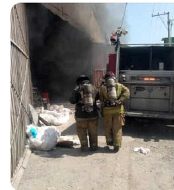 Bomberos apaga incendio en una fábrica