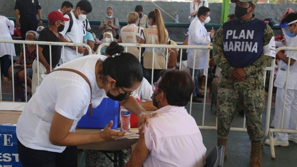 Más de 4 millones de adultos mayores vacunados en México