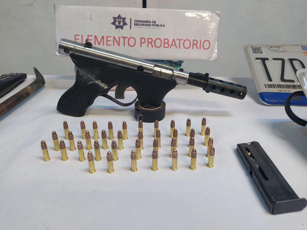 Trío de armados, detienen municipales