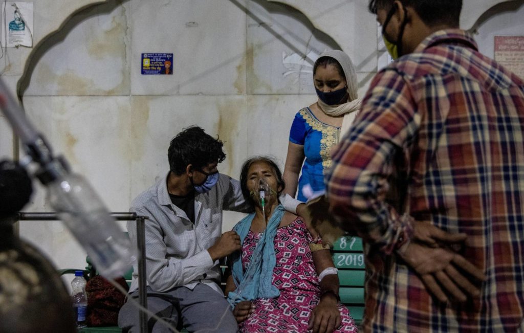 En India mueren más de 100 personas por hora; registra 323 mil casos de COVID-19 en un día