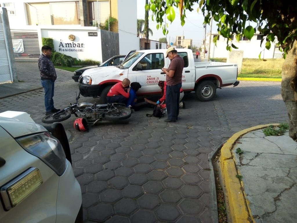 Descuido d chofer y atropella a motociclista