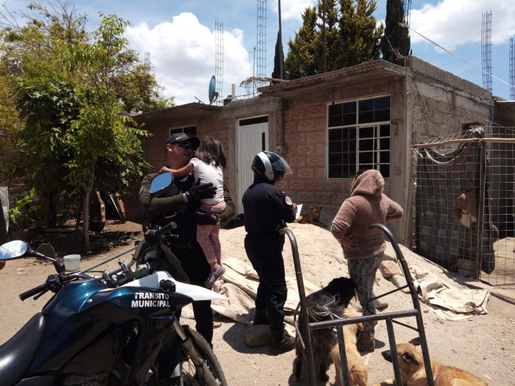 Se extravía menor, policía municipal la encuentra con los vecinos