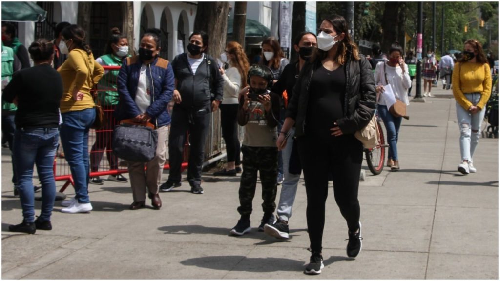 México rebasa los 220 mil muertos y llega a los 2 millones 377 mil 995 casos confirmados por COVID