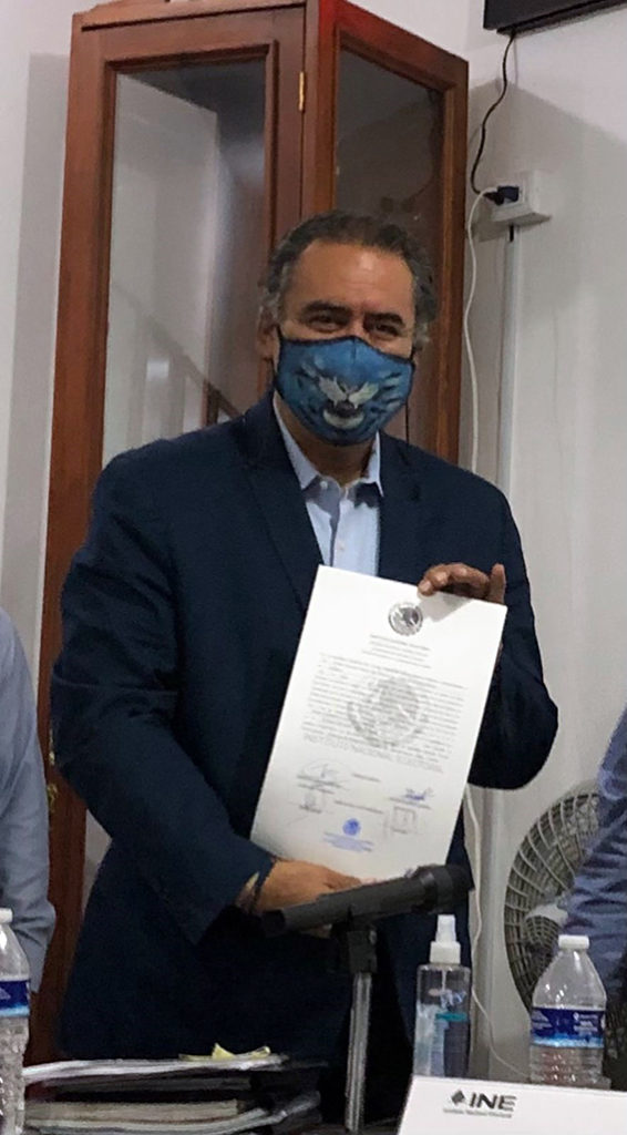 Recibe Humberto Aguilar Coronado constancia de mayoría