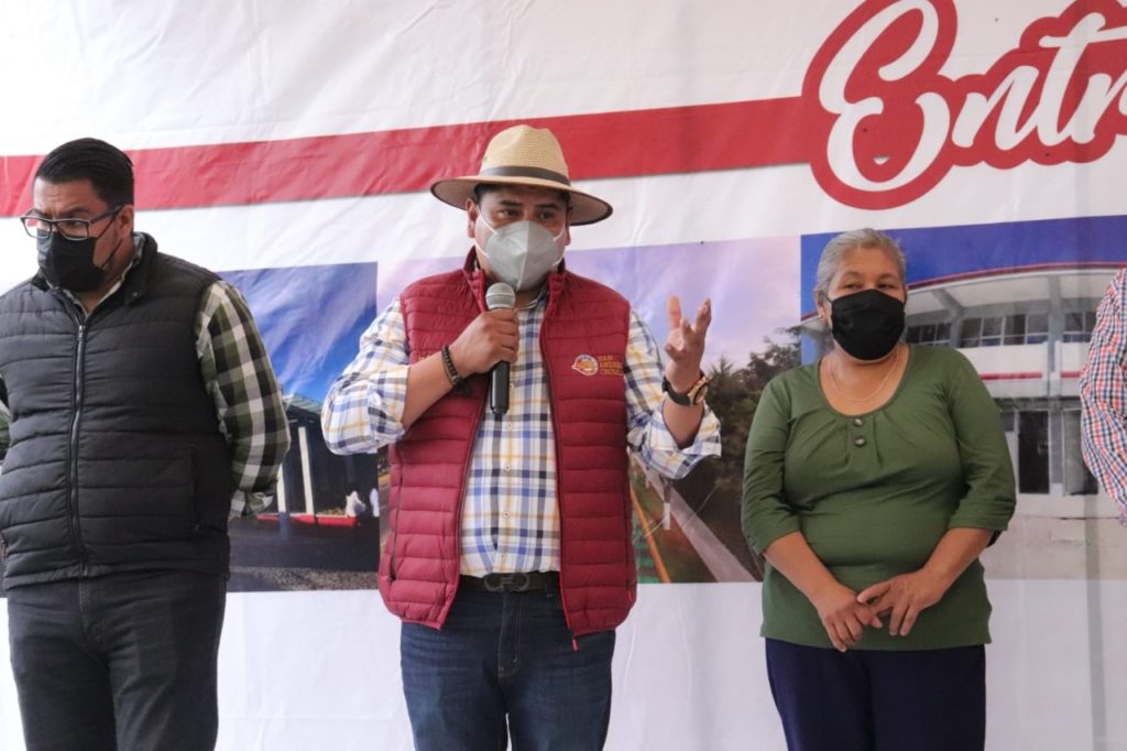 Karina Pérez Popoca entrega drenaje en San Francisco Acatepec