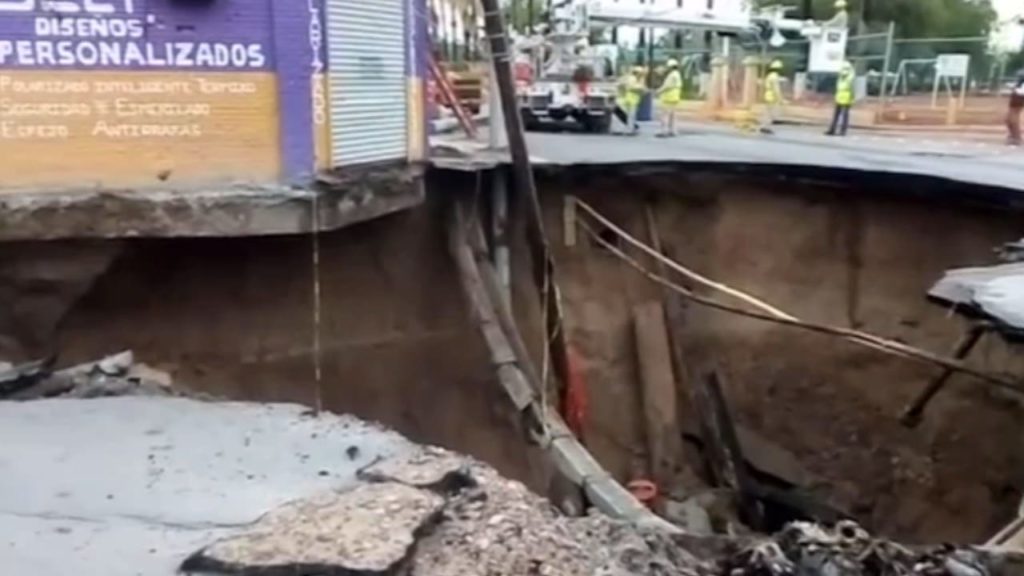 Enorme socavón se forma en Nuevo Laredo, Tamaulipas