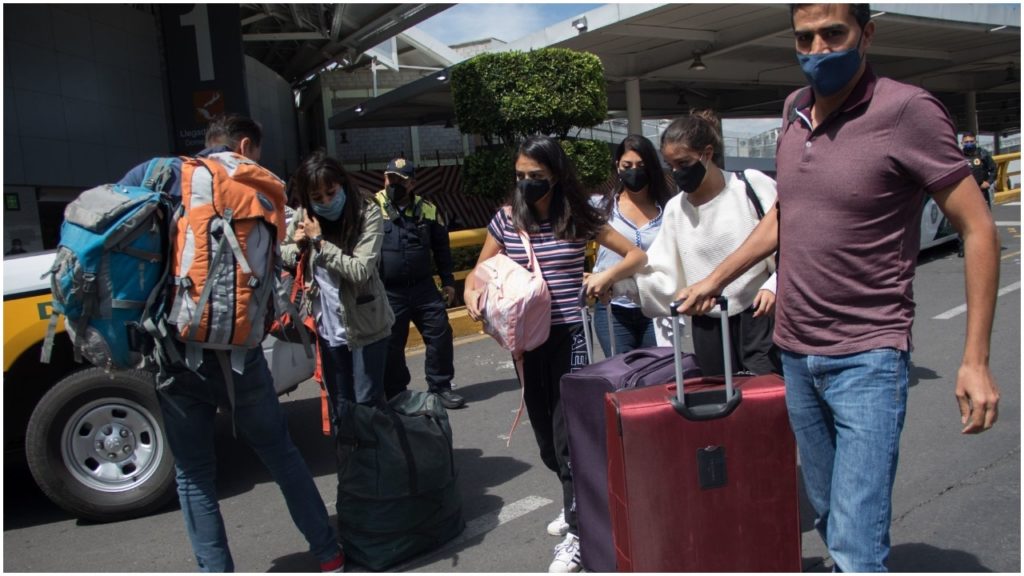 Padres de niños con cáncer retiran bloqueo frente a la Terminal 1 del AICM