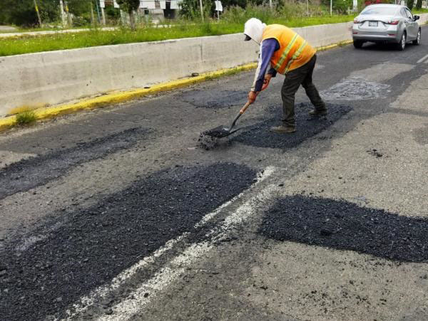 Iniciaron bacheo en la recta a Puebla