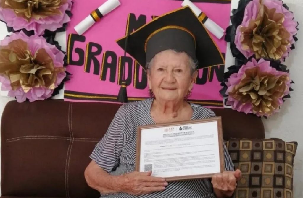 Abuelita se gradúa de secundaria a los 89 años en Sinaloa