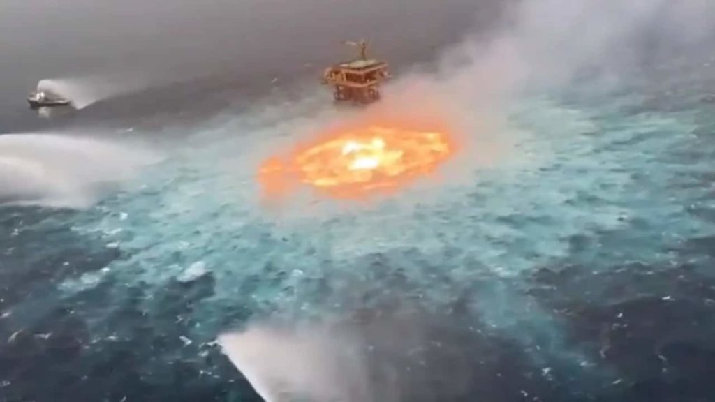 Así se vio el incendio del ducto submarino de Pemex en el Golfo de México