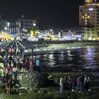 Decenas de jóvenes viajan a Mazatlán por fin de cursos y se contagian de COVID-19