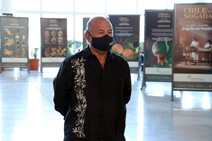 Inauguran Cultura y Turismo exposición del Chile en Nogada en el Aeropuerto “Hermanos Serdán”