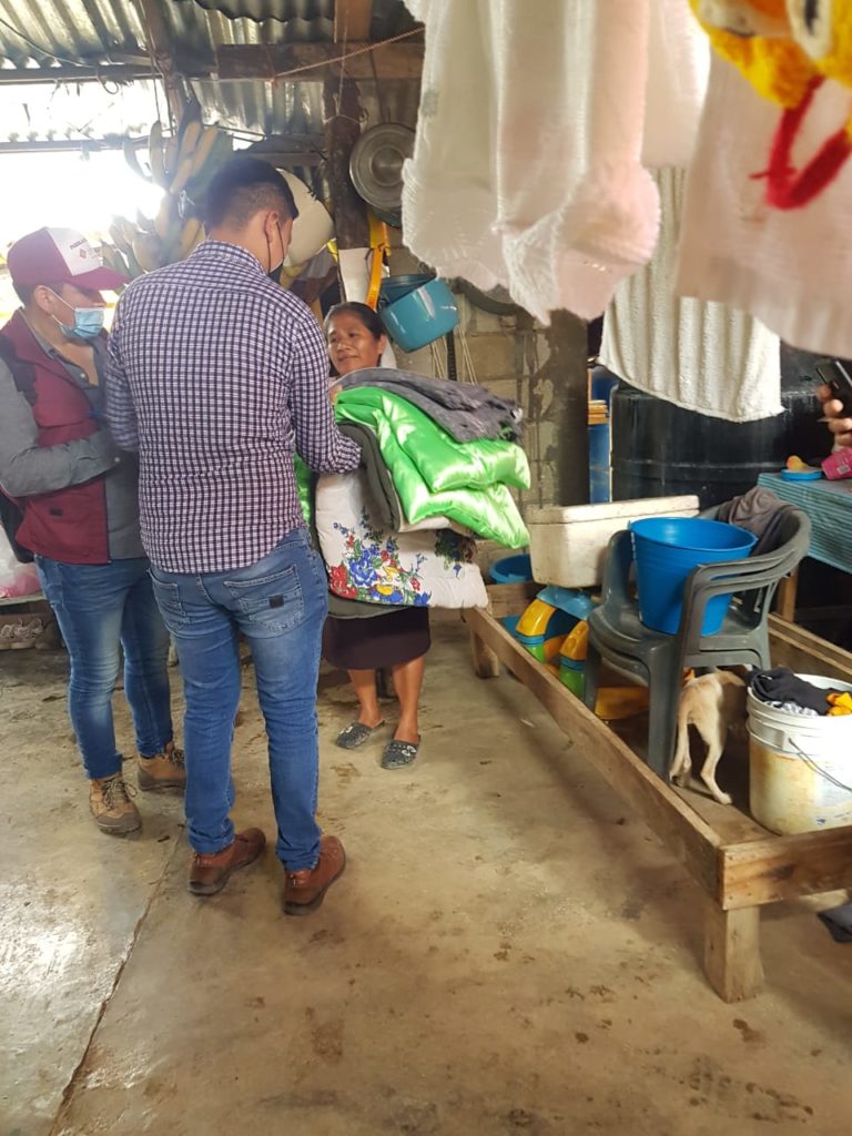 Lleva SEDIF víveres, colchonetas y láminas a damnificados por huracán “Grace” en Xicotepec