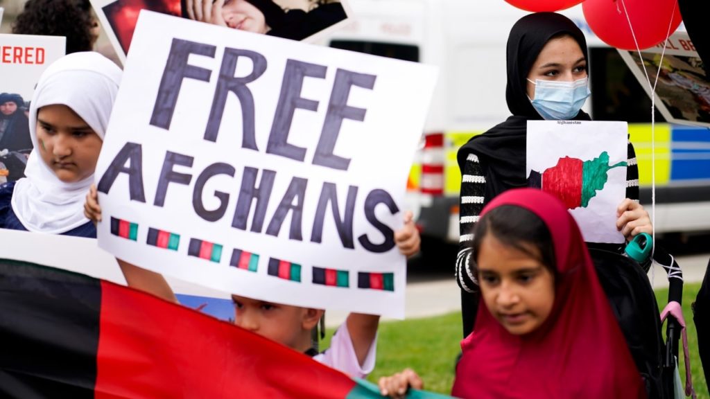 Mujeres afganas desafían a los talibanes exigiendo sus derechos