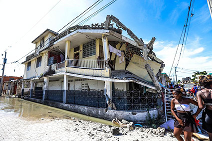 Suman 1,297 muertos por el terremoto que sacudió a Haití