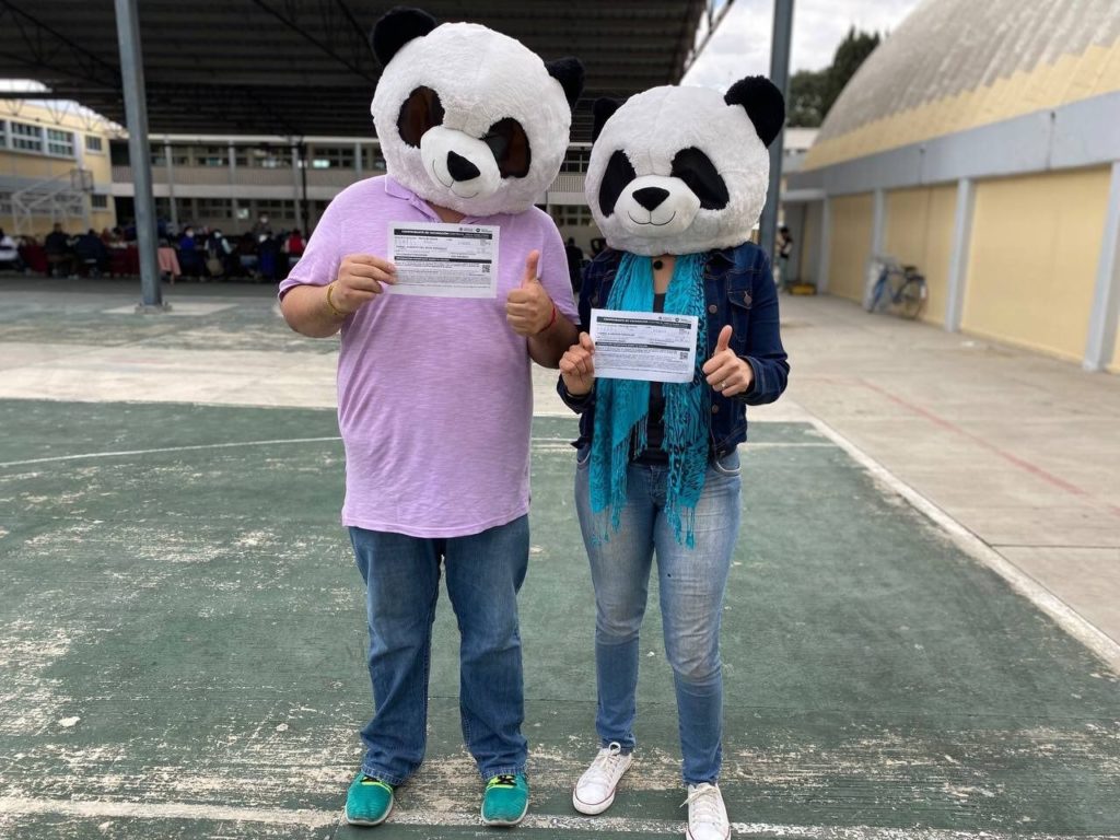 Jornada de vacunación hasta con “osos pandas”