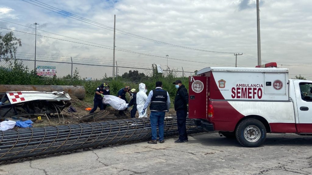 Cae enorme grúa y mata a cinco personas en su primer día de trabajo, en Ecatepec