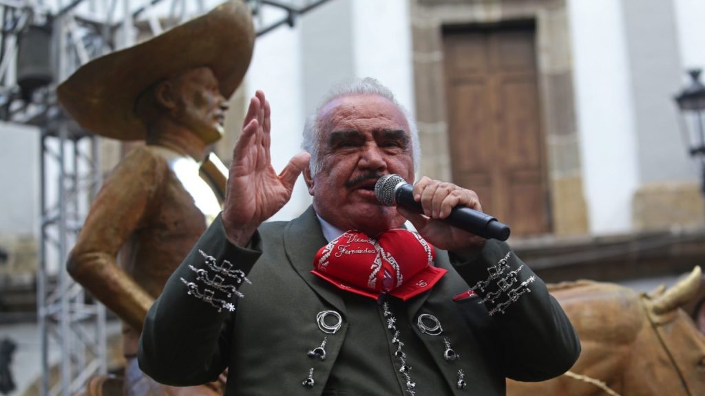 Vicente Fernández continúa grave, pero estable, informan médicos