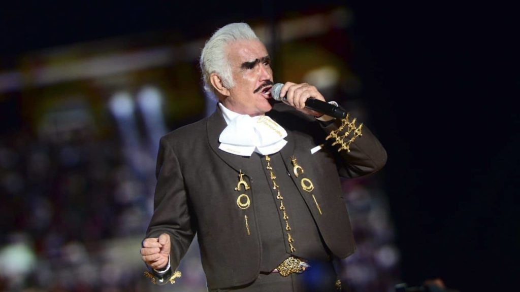 Vicente Fernández recibe visita de sus hijos en hospital de Guadalajara