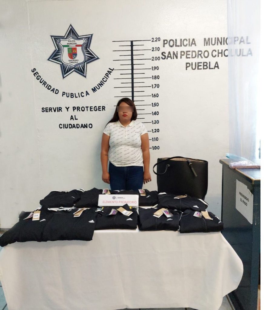 Aseguran policías de San Pedro Cholula a una mujer por robo de mercancía