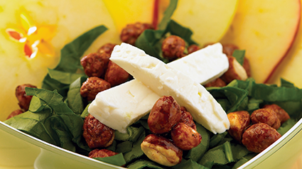Ensalada de medallones de manzana con queso y espinacas
