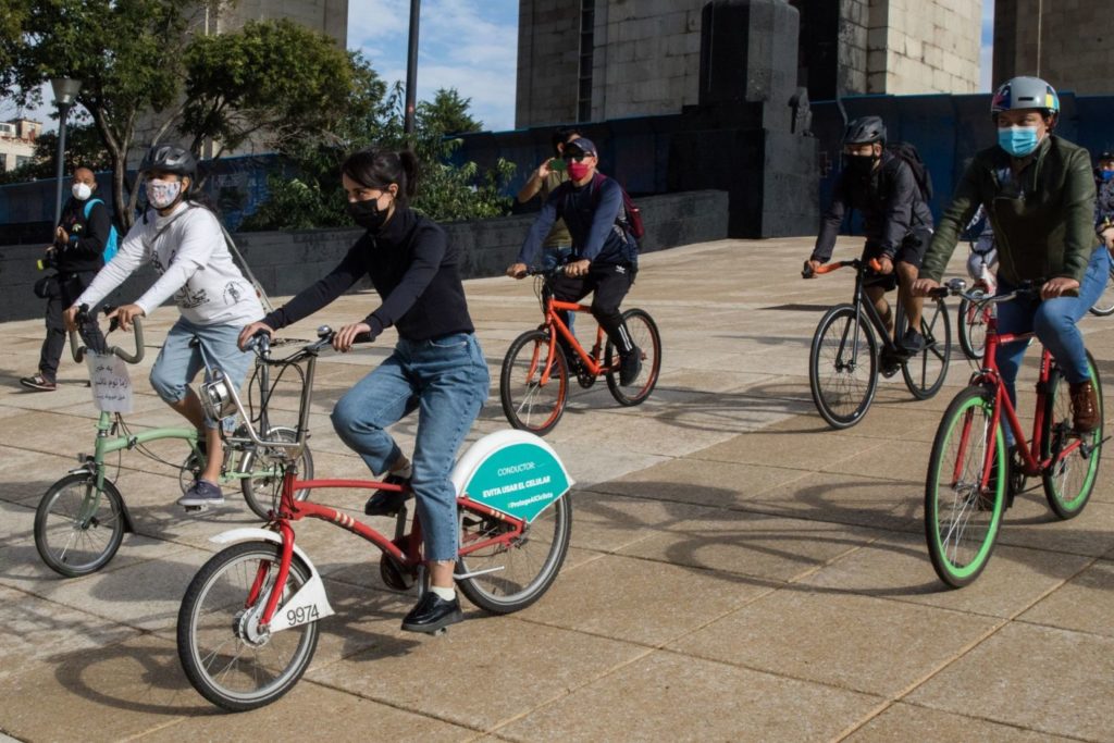Jóvenes afganas refugiadas en México pasean en bici sobre Paseo de la Reforma