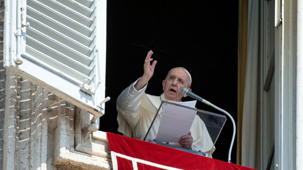 Papa Francisco reza por las víctimas de las inundaciones en el hospital de Tula, Hidalgo