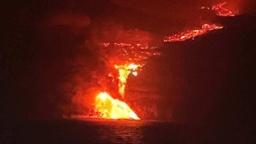 Volcán de La Palma: La lava llega al mar; declaran zona catastrófica