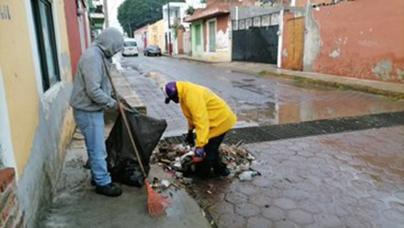 Basura y más basura tapa alcantarillas