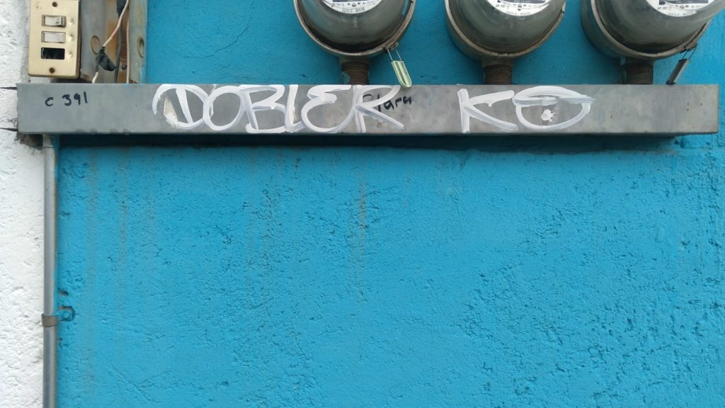 Pintas en puertas y fachadas, alertan a vecinos
