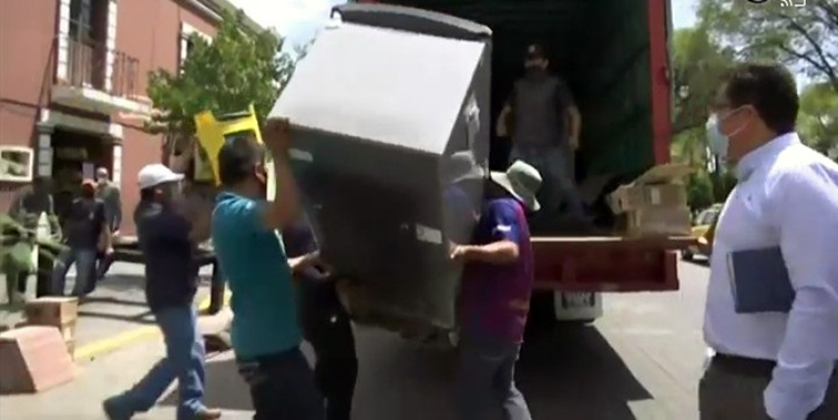 Lanzan a la calle a sexagenaria invidente