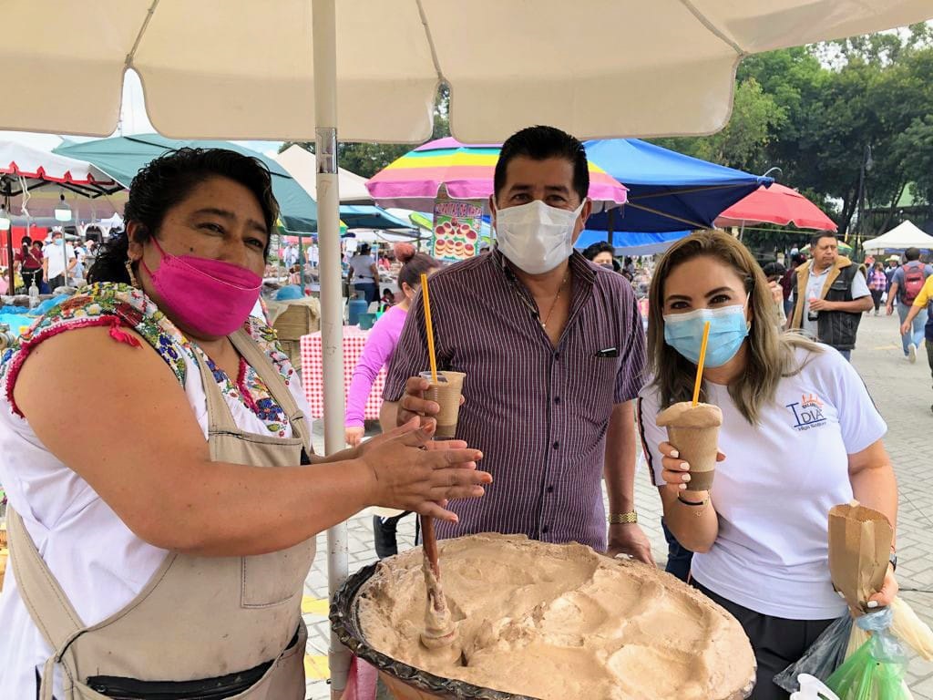 Participando Paola Angon, en el trueque milenario