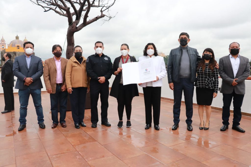 Recibe Karina Pérez Popoca cédula de permanencia a Cholula como Pueblo Mágico