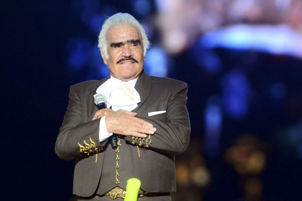 Vicente Fernández continúa en terapia intensiva y está en constante interacción con su familia