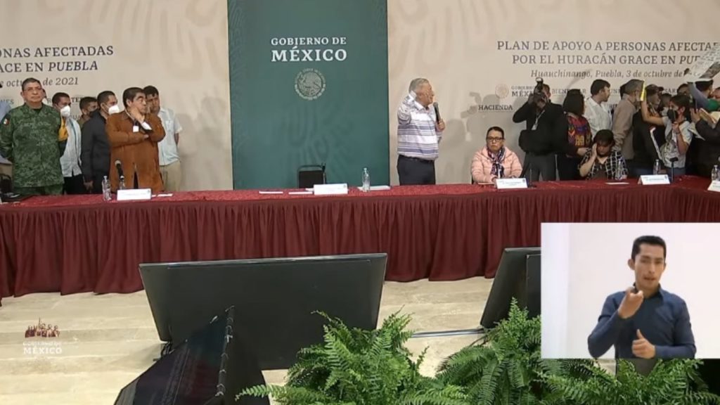 AMLO suspende acto público tras irrupción de manifestantes en Puebla