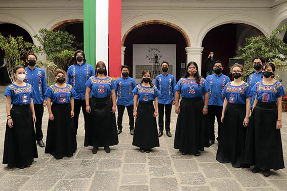 Coro Estudiantil Esperanza Azteca realizó una presentación musical en Casa Aguayo