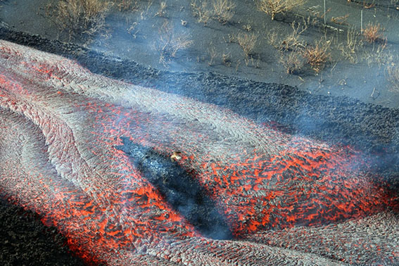 Volcán Cumbre Vieja en España expulsa nueva colada de lava
