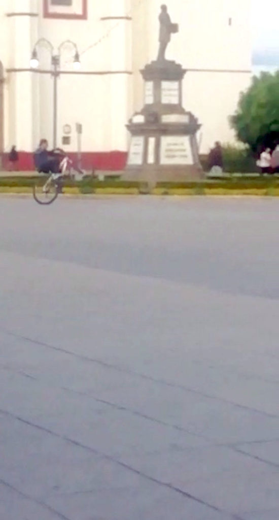Un riesgo acróbata bicicletero en La Concordia