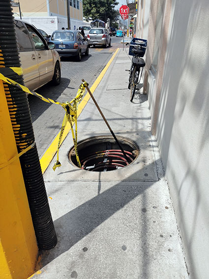 En banquetas y calles “trampas mortales”