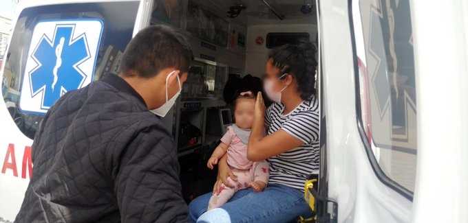 Bebe rescatada de un automóvil