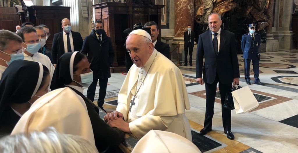 El papa saluda en el Vaticano a la monja liberada tras su secuestro en Mali