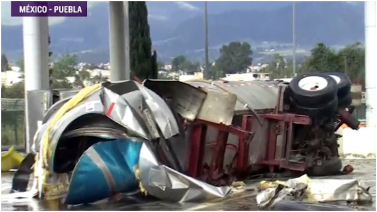 Tres personas resultan heridas tras choque de pipa contra caseta en la México-Puebla