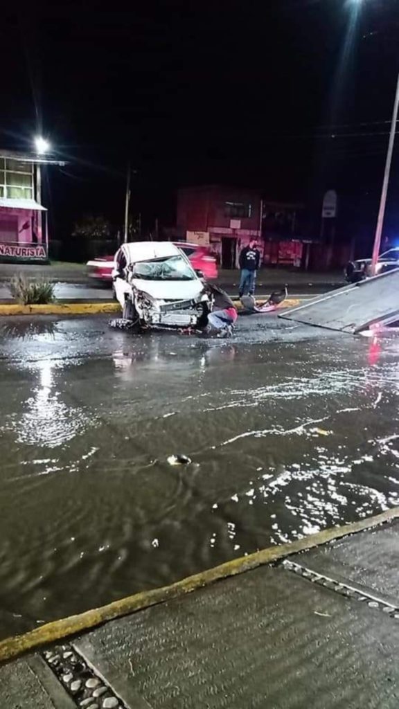 Choca por exceso de velocidad